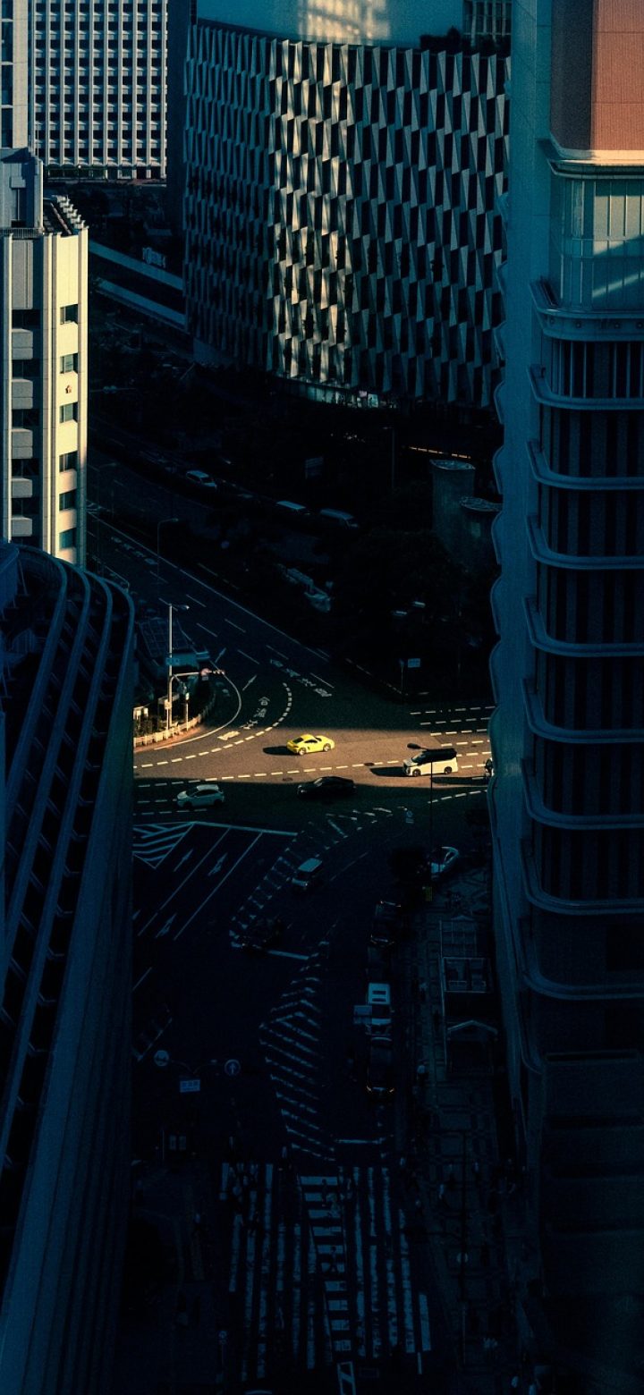 磁力吧 App 竖屏主界面展示，深色背景中搜索框位于顶部，下方是刚检索出的资源列表卡片与格式标签